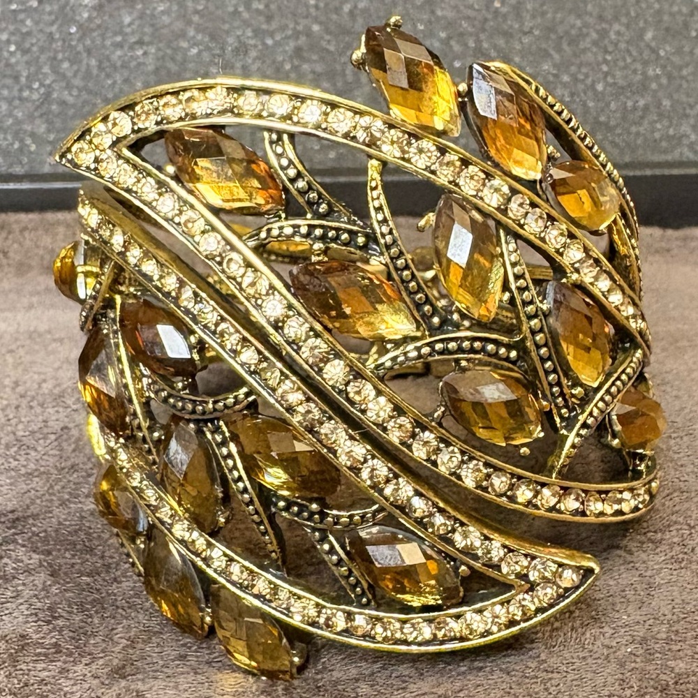 ✨ Yuhong Stamped Brass-Gold Tone Bracelet. Hinged Cuff & Leaf Stone/Gem Design ✨